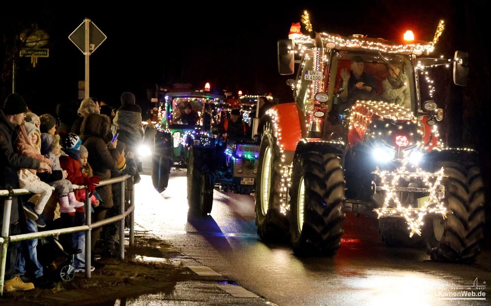 Landmaschinen-rollen-am-vierten-Advent-Gr-nes-Licht-f-r-Weihnachtstrecker