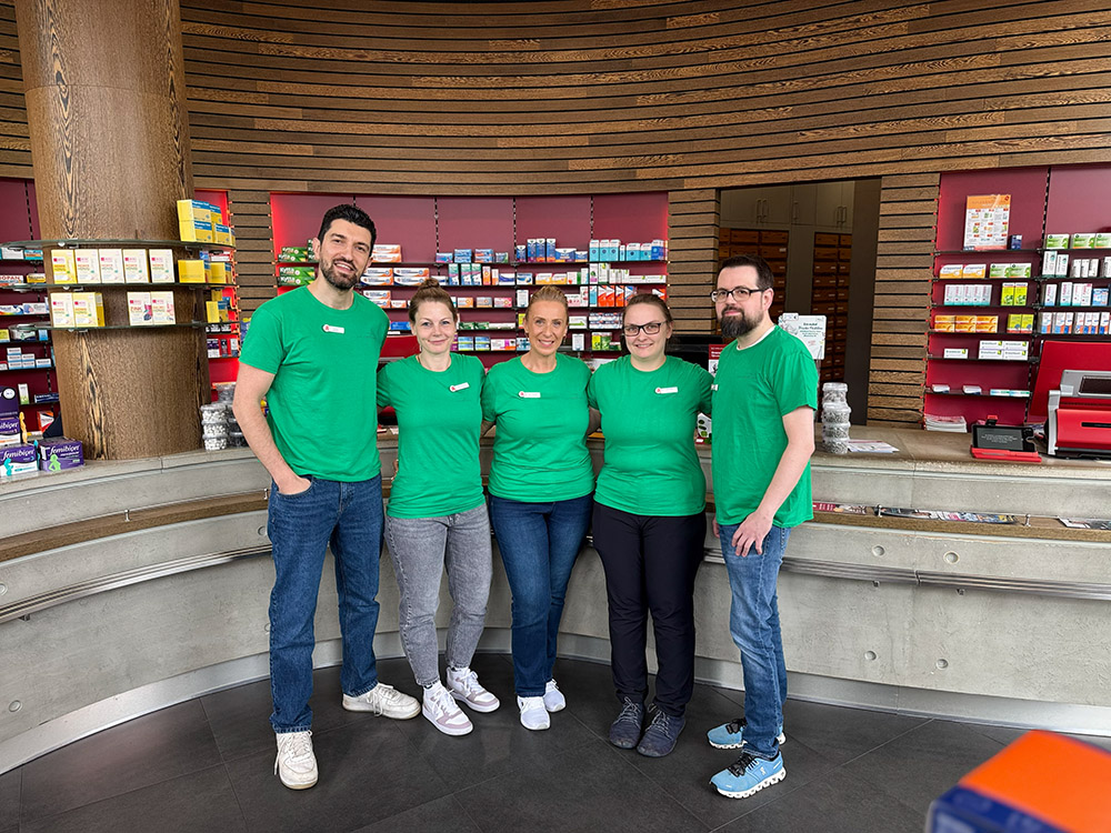 Das Team der Adler Apotheke auf einen Blick: Mohammad Hasan (Apotheker und Inhaber), Stefanie Köcke (PTA), Undine Welle (Apothekerin), Gülay Özdemir (PTA) und Dominik Möllmann (Bote).
